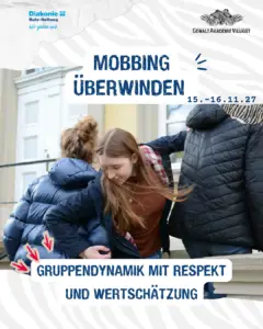 Veranstaltungsplakat der Gewalt Akademie Villigst zum Seminar „Mobbing überwinden“ am 15.–16.11.2027. Drei junge Menschen stehen eng zusammen; eine Person in der Mitte wird von den beiden anderen bedrängt. Der Slogan lautet „Gruppendynamik mit Respekt und Wertschätzung“.