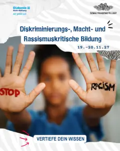 Veranstaltungsplakat der Gewalt Akademie Villigst zum Seminar „Diskriminierungs-, Macht- und Rassismuskritische Bildung“ am 19.–20.11.2027. Eine unscharf dargestellte Person hält beide Hände nach vorn; auf den Handflächen stehen „STOP“ und „RACISM“.