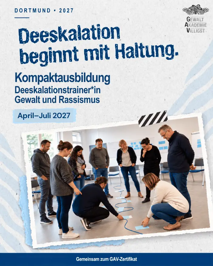 Erstelle ein Layout im Corporate Design der Gewalt Akademie Villigst. Die Gestaltung soll klar, modern, ruhig, menschenorientiert und praxisnah wirken. Nutze einen hellen Off-White-Hintergrund, dezente Zebra-Streifen im Hintergrund, gerissenes Papier, kleine Collage-Elemente, Zebra-Tape, leichte Schatten und eine gut lesbare, professionelle Typografie. Verwende das GAV-Logo prominent, aber ruhig, am besten oben rechts. Nutze für Akzente das GAV-/juenger-Blau (#0B3F73) sowie optional ein helles Blau (#B1E0FF). Headlines im Stil von Handvetica, Fließtext schlicht und gut lesbar. Das Design soll hochwertig, mobil gut lesbar und visuell ruhig sein. Die ergänzende Anweisung, was vermieden werden soll: Keine aggressive Optik, keine Gewaltbilder, keine Stockfoto-Business-Szene, keine überladene Deko, keine Traueranzeigen-Anmutung, kein zu dunkles Layout, kein Neon, keine knallige Pop-Art, keine kindliche Gestaltung, keine sterile Corporate-Kälte.